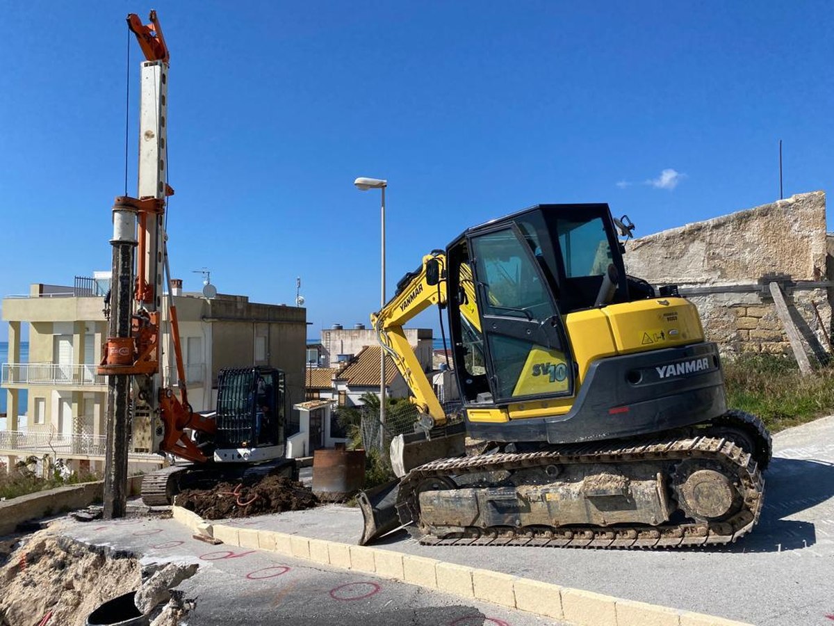 Trivellatrice e macchina per pali in un cantiere di fondazioni