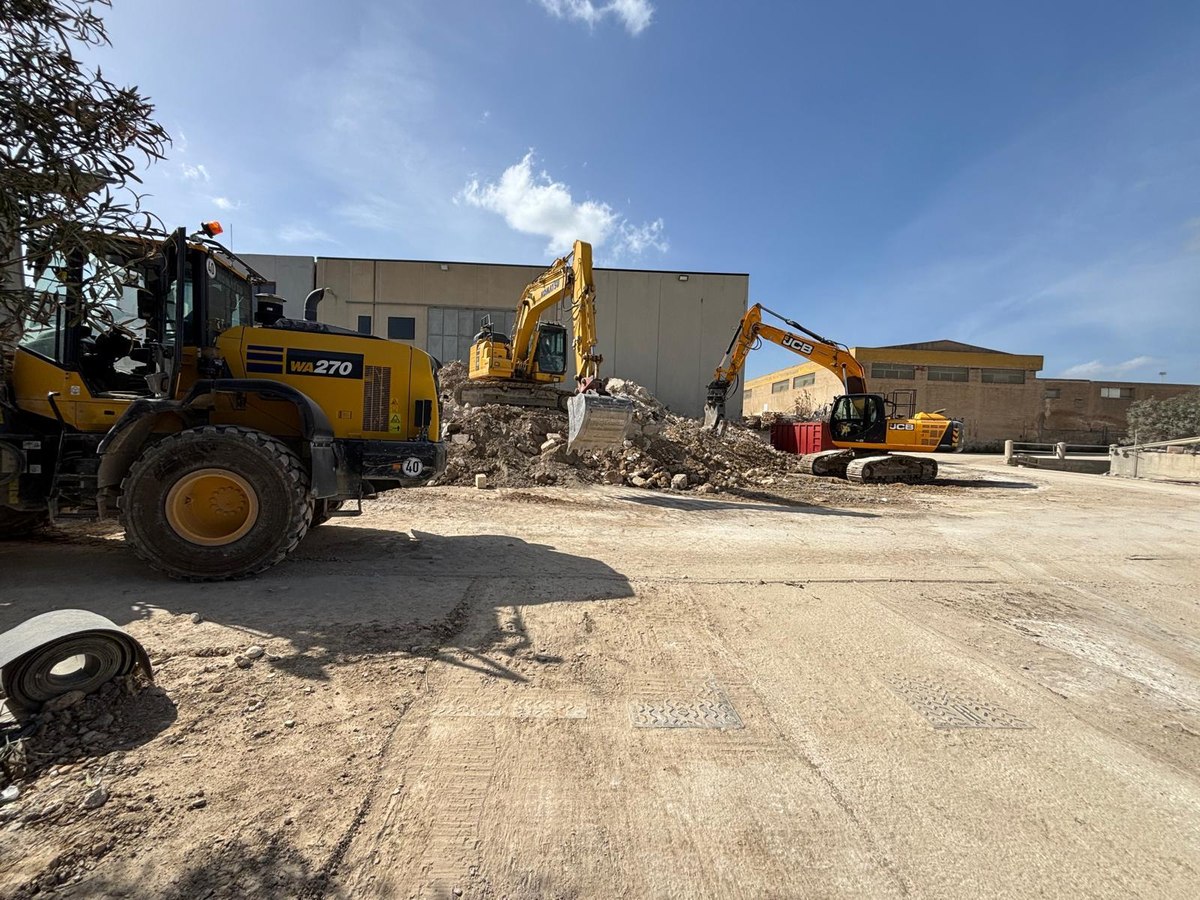 Pala gommata e mezzi da cantiere in un'area di lavoro
