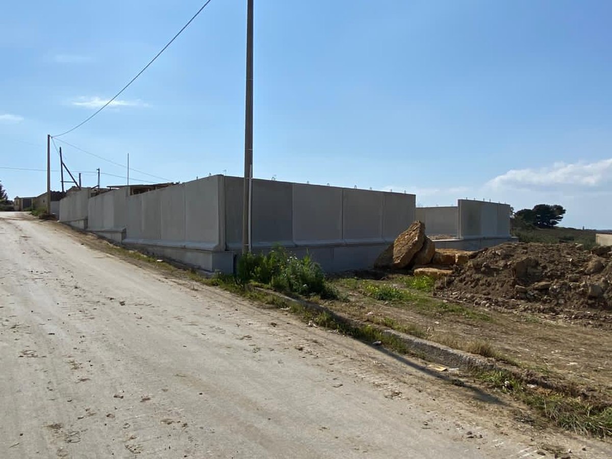 Strutture prefabbricate in calcestruzzo in un cantiere